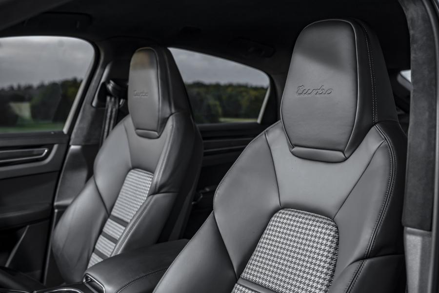 Интерьер Porsche Cayenne Turbo Coupe 2019 года  (UK) (фото 15 из 18)